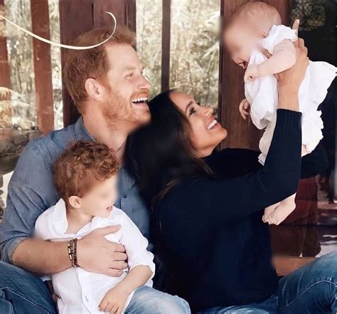 Dettaglio del Principe Harry e Meghan Markle con il piccolo Archie in una delle foto ufficiali
