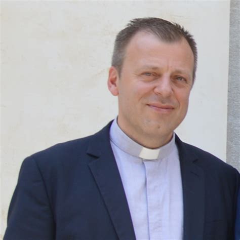 Ritratto di Don Loris Della Pietra in abiti sacerdotali in un ambiente professionale