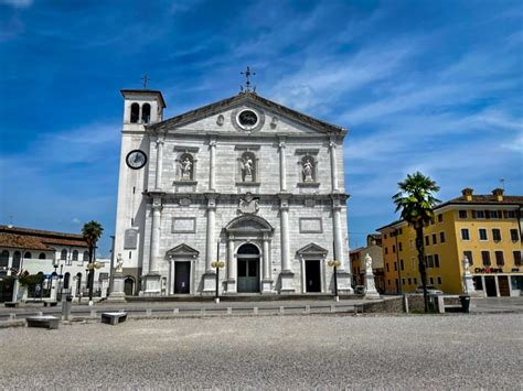 Veduta della chiesa di Palmanova con la piazza principale