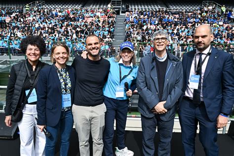 Giovani allo stadio durante un evento religioso