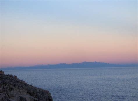 Panorama della costa salentina con le montagne albanesi visibili all'orizzonte