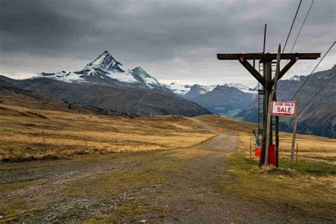 Illustrazione simbolica di un futuro incerto e di un messaggio spirituale