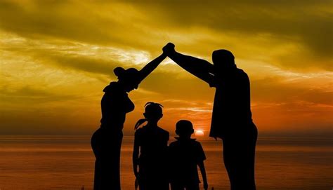 Foto di famiglia che illustra il rapporto tra genitori e figli