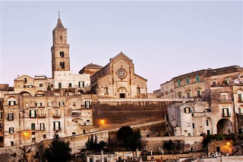 Veduta serale della Cattedrale di Matera illuminata, con dettagli sull'architettura