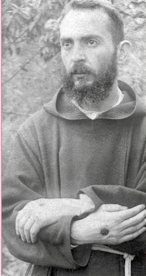 Padre Pio che mostra le stimmate sulle mani