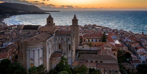 Veduta panoramica di Cefalù con la sua Cattedrale e il mare