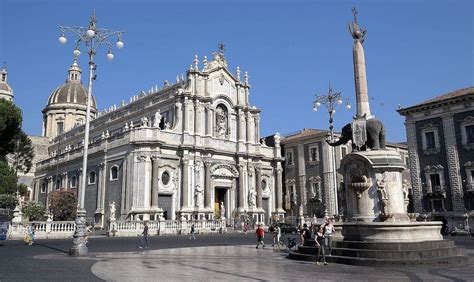Piazza Duomo di Catania con la Cattedrale e l'Elefante di pietra lavica