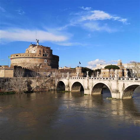 Foto di Ponte Sant'Angelo con una simbolica indicazione di un luogo di memoria o immagine dei manifesti rimossi