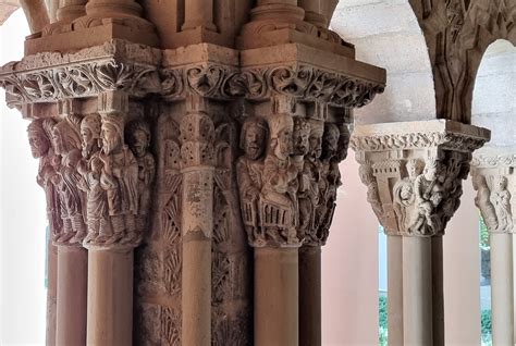 Interno di una pieve romanica del Casentino con capitelli scolpiti
