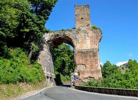 Arco dell'Anio Novus con torretta medievale