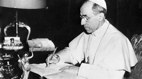 Papa Pio XII durante un radiomessaggio