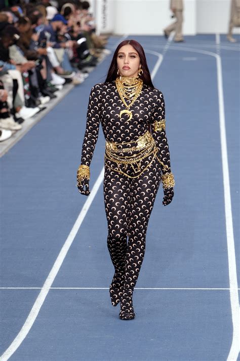 Lourdes Leon in passerella con abiti di design