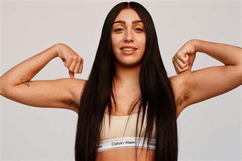 Lourdes Leon con ascelle non depilate, mostrando la sua adesione al movimento body positive