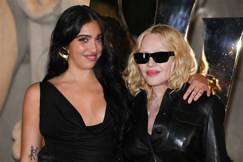 Madonna e Lourdes Leon in un momento di complicità durante una sfilata