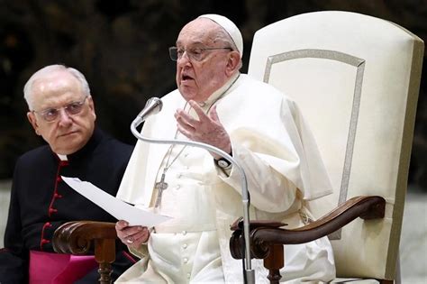 Ritratto di Papa Francesco durante una catechesi