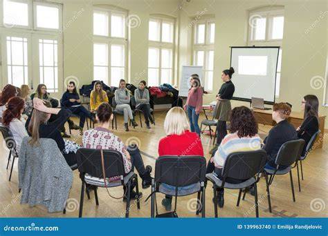 Gruppo di adulti che studia la Bibbia in un cerchio di discussione