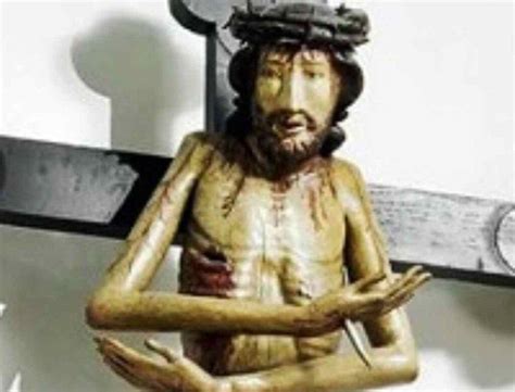 Gesù crocifisso con le mani inchiodate al legno, che offre la sua vita