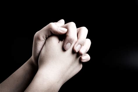 Tre elementi stilizzati (preghiera, digiuno, misericordia) interconnessi
