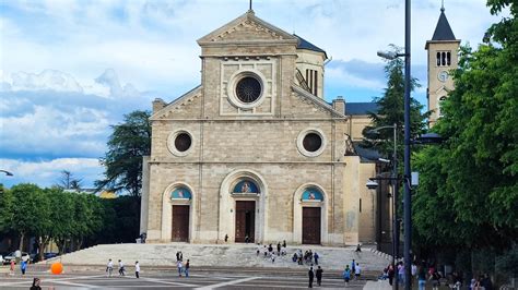 Fotografia della facciata attuale della Cattedrale di Avezzano in stile tardo-barocco