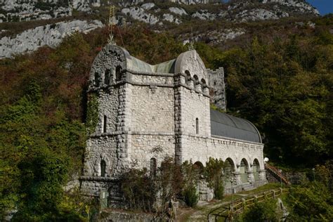 Veduta panoramica dell'Oasi Santa Maria incastonata nella roccia delle Murge