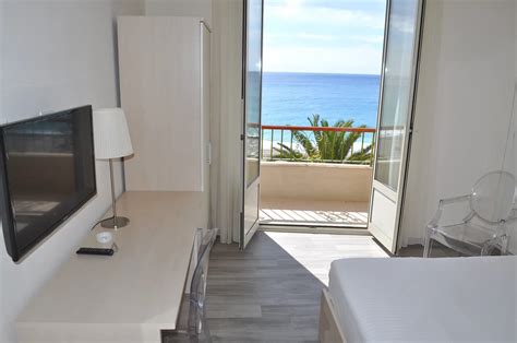 Foto di una camera con balcone e vista mare all'Hotel Mistral
