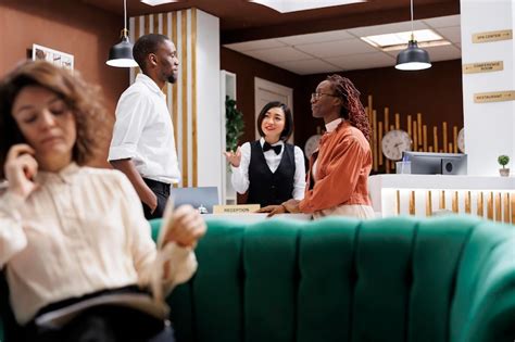 Foto del personale dell'hotel che accoglie gli ospiti