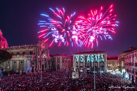 Foto di fuochi d'artificio in piazza, con una folla che assiste a un evento festivo durante il giorno.