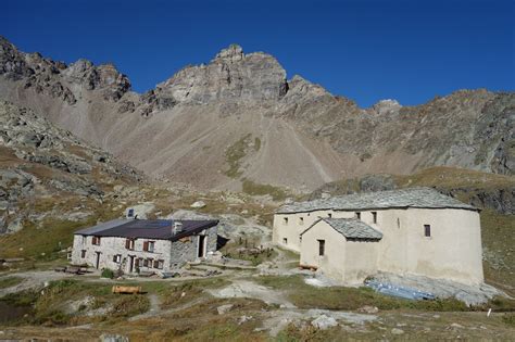 Veduta panoramica del Santuario di Cuney e delle montagne circostanti in Valle d'Aosta