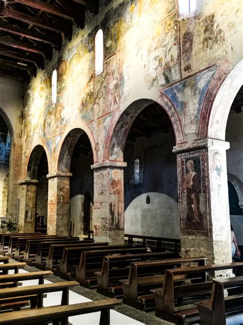 Interno del Santuario di Cuney con il dipinto dell'altare e gli ex voto sulle pareti