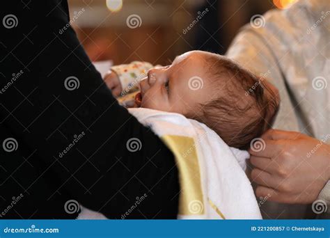 Coppia di sposi e bambino al battesimo in chiesa