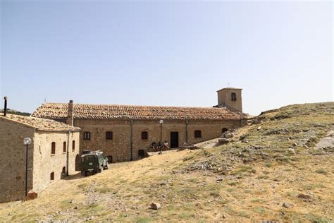 Vista aerea del Santuario della Madonna dell'Alto sulle Madonie con paesaggio montano