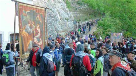 Pellegrini in cammino lungo il sentiero montano verso il Santuario della Madonna dell'Alto