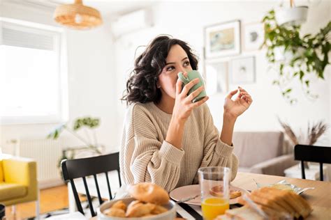 Foto di persone che fanno colazione all'aperto con vista panoramica