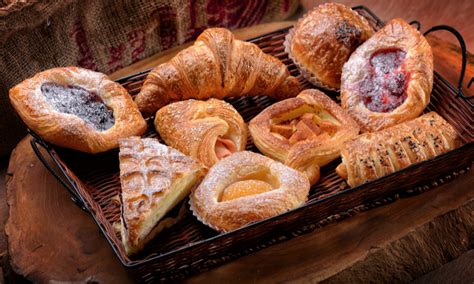 Tavolo con diverse paste da colazione e caffè in una pasticceria tradizionale italiana