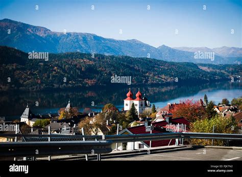Vista aerea del Lago di Millstatt con il villaggio di Millstatt