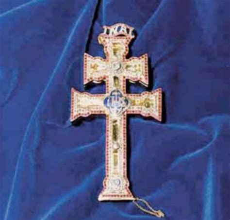 Immagine della Croce di Caravaca con le sue due barre orizzontali e gli angeli che la sorreggono