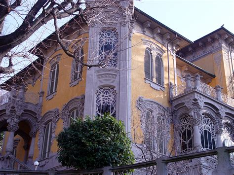 Dettagli architettonici in stile Liberty della facciata di Villa Rosa