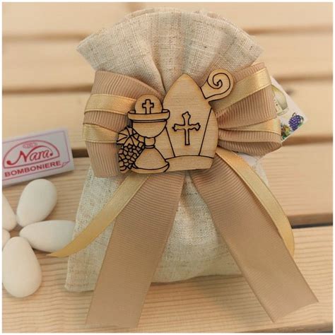 Collage di bomboniere classiche per Cresima: rosari, piccole croci, immagini sacre.