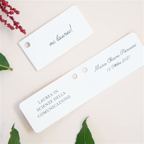 Immagine di una bomboniera personalizzata per Cresima con bigliettino e nastro colorato