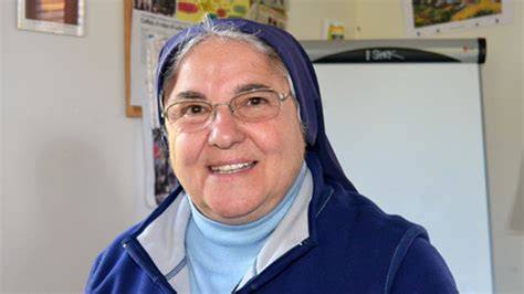 Ritratto di Suor Carolina Iavazzo, suora anziana sorridente