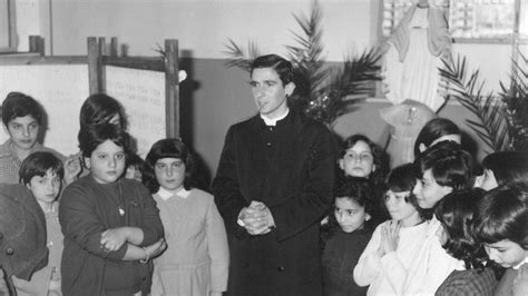 Foto storica di Don Pino Puglisi con Suor Carolina Iavazzo e bambini al Centro Padre Nostro