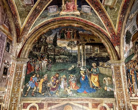 Interno del nucleo più antico con affreschi del Pantocrator nel Santuario di Santa Maria Pura