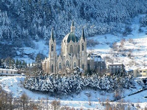 Veduta panoramica del Santuario dell'Addolorata di Castelpetroso immerso nel paesaggio montano