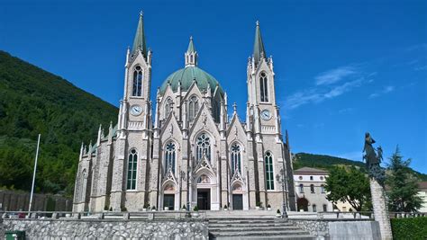 Dettaglio della facciata neogotica del Santuario di Castelpetroso con torri e cupola