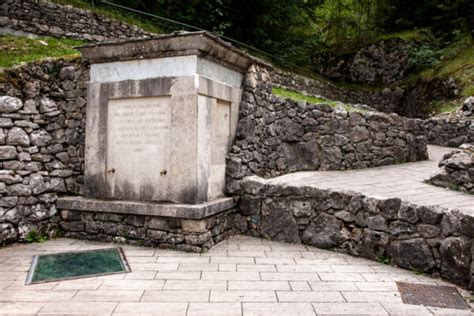 Foto della Fonte dell'Acqua Miracolosa nel Piazzale delle Apparizioni