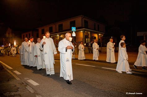 Foto di una processione con fiaccole o una messa solenne nel Santuario