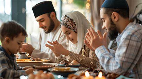 Illustrazione di una famiglia musulmana che rompe il digiuno durante l'Iftar