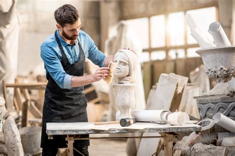 Foto di un laboratorio artigianale di sculture sacre con scultori al lavoro