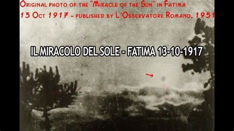 Fotografia d'epoca della folla riunita a Fatima nel 1917, durante il miracolo del sole.