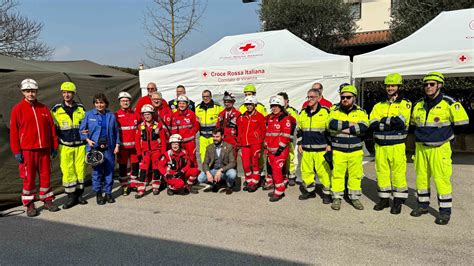 Foto di un gruppo di volontari della parrocchia di Comenduno